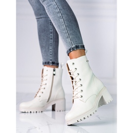 Trabalhadores de Vinceza bege com cadarços em um poste baixo castanho 1