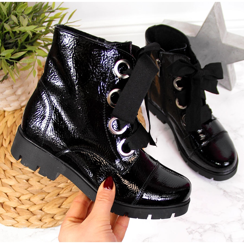 Botas pretas de verniz pretas isoladas para meninas Kornecki 6220 preto 1