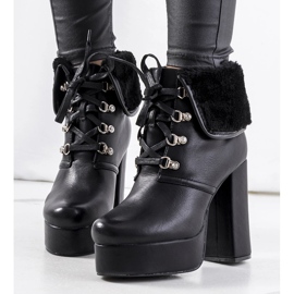 Botas pretas no poste Madina preto 1