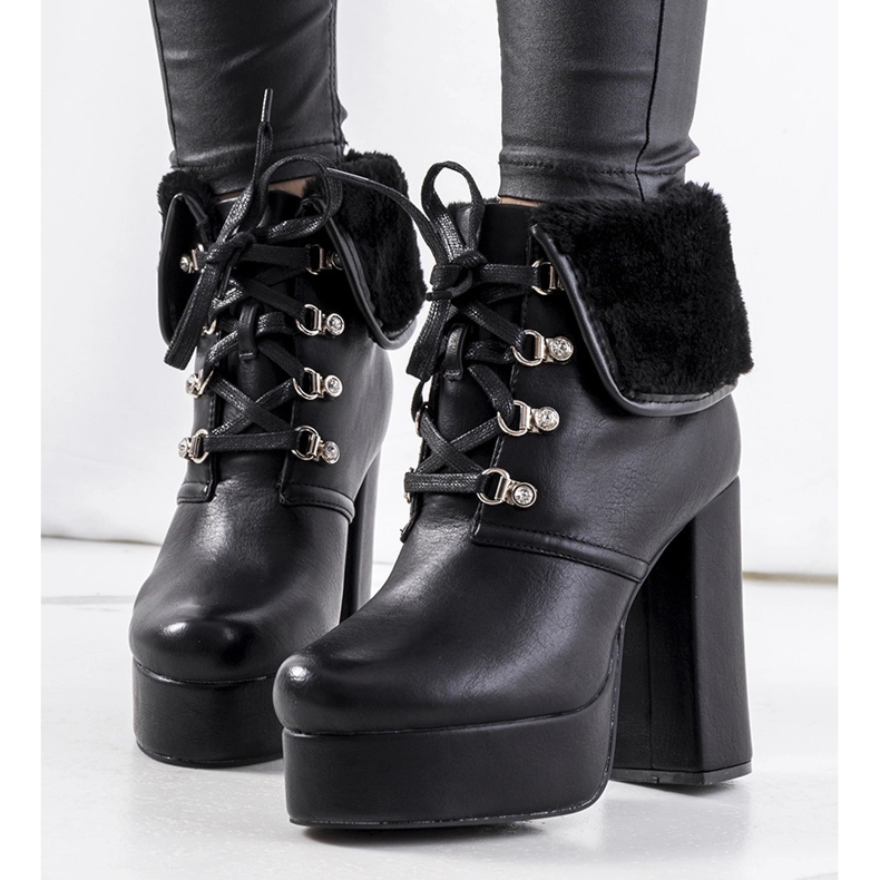 Botas pretas no poste Madina preto 1