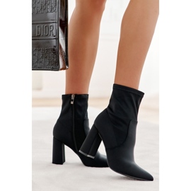 Botas Femininas de Material no Salto Preto Amile 1