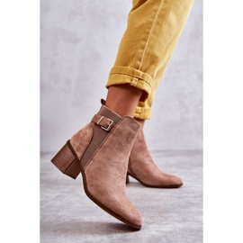 Botas de camurça em um Post Brown Vannes castanho 1