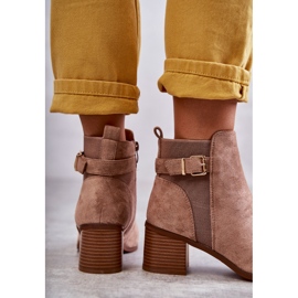 Botas de camurça em um Post Brown Vannes marrom 2