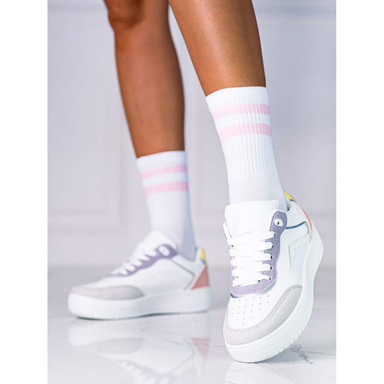 Calçados esportivos femininos Shelovet em uma plataforma branca branco 1