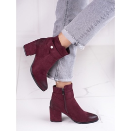 Botas marrons femininas em um poste feito de camurça ecológica Shelovet vermelho 2
