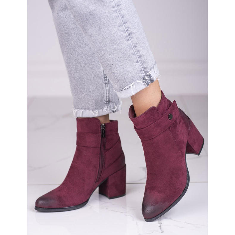 Botas marrons femininas em um poste feito de camurça ecológica Shelovet vermelho 1