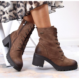 Botas de camurça marrom Vinceza no poste castanho 1