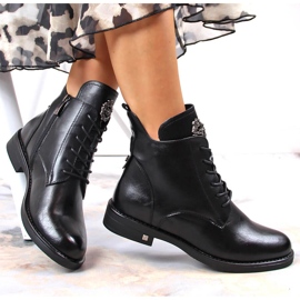Botas femininas com enfeite de Potocki isolado preto 1