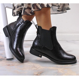 Botas femininas, crochê preto envernizado, isolado, Potocki 1