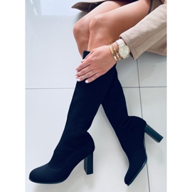 Claudia Black Bota com salto alto preto 2