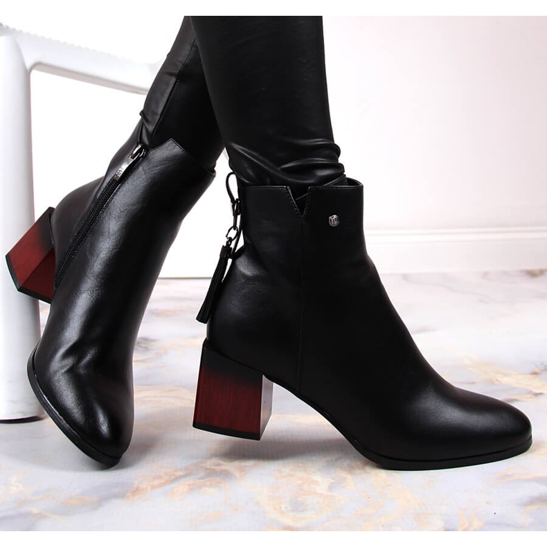 Botas femininas em um poste decorativo, Potocki isolado preto 1