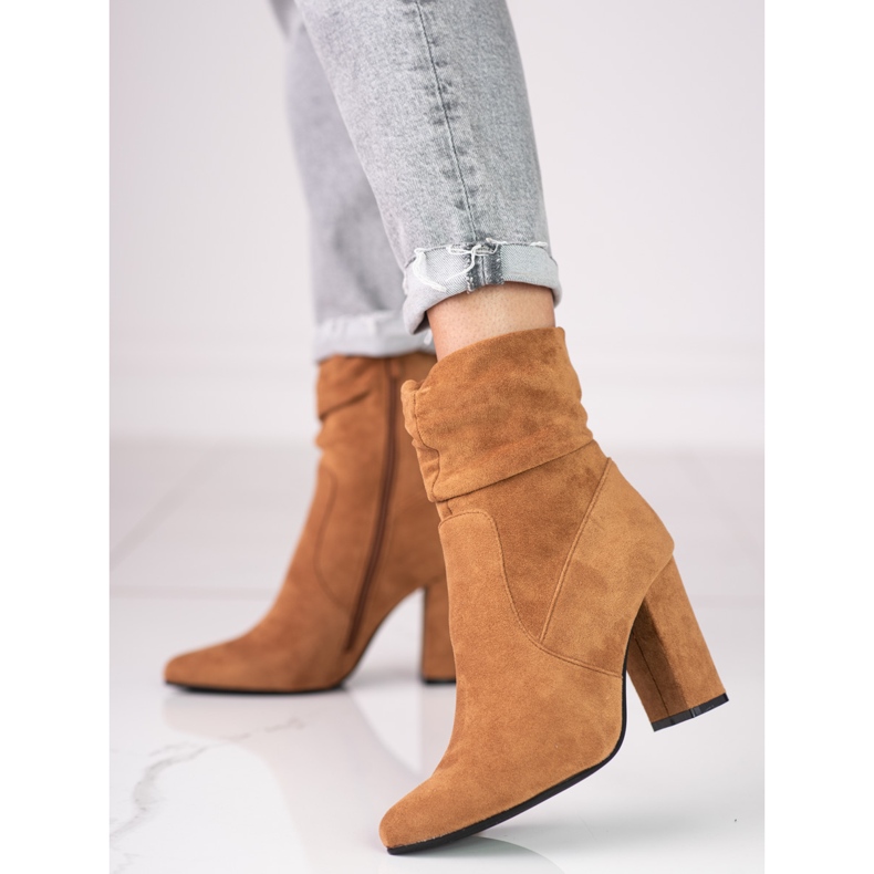 Botas de mulher castanhas no poste Shelovet com parte superior com folhos marrom 1