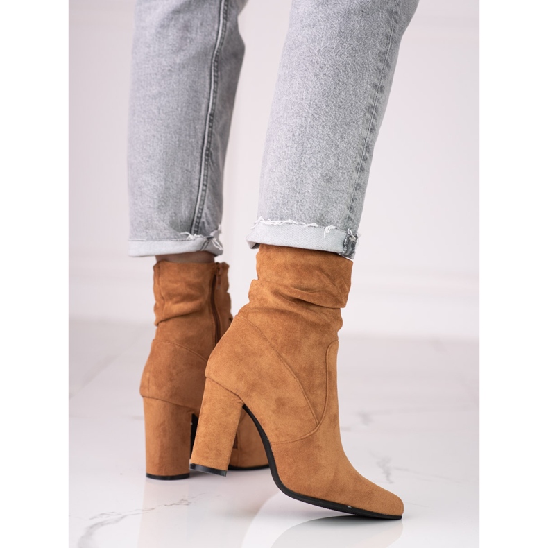Botas de mulher castanhas no poste Shelovet com parte superior com folhos castanho 2 Botas de mulher castanhas no poste Shelovet com parte superior com folhos castanho 2