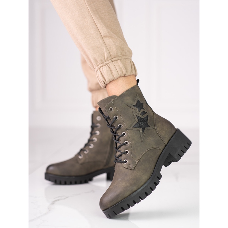 Trabalhadoras femininas Shelovet em um posto baixo verde 1