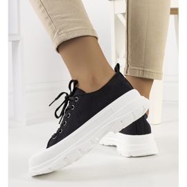 Tênis preto em uma sola grossa de Ardglass 1