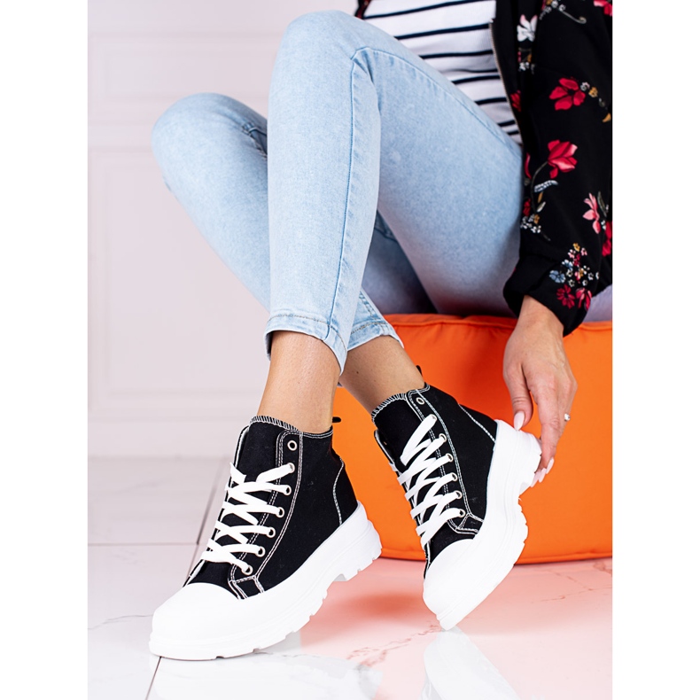 Tênis feminino preto e branco com cadarço na plataforma Shelovet 2