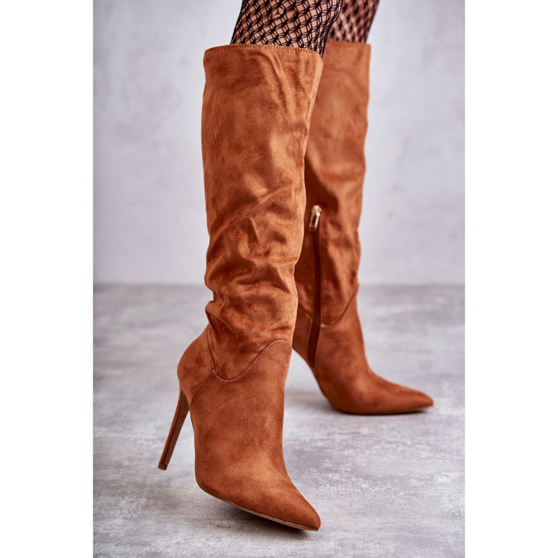 Botas de camurça clássicas com salto agulha Camel Ameya marrom 2
