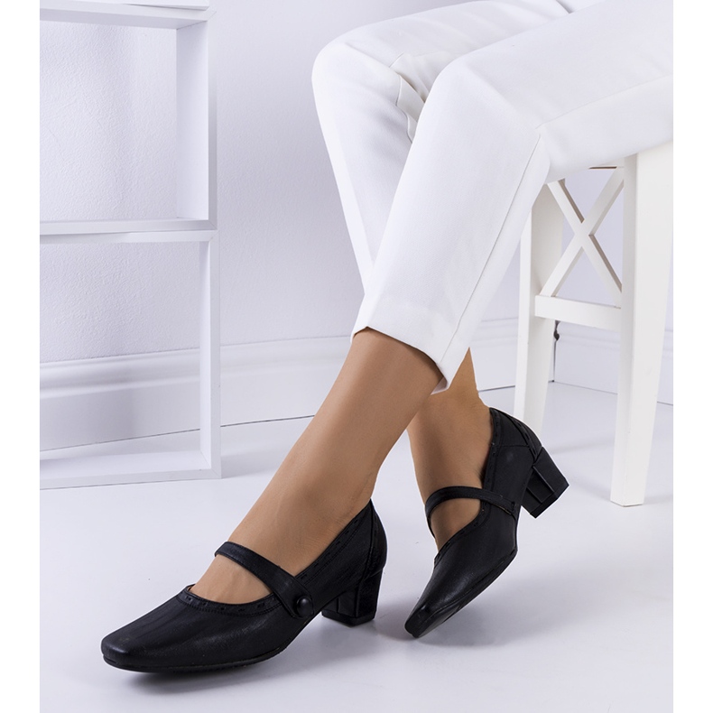 BM Sapatos pretos com tira Cilka 1
