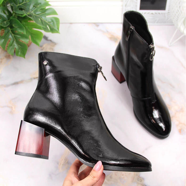 Botas isolantes femininas lacadas com um salto decorativo Potocki WOL98 preto 1 Botas isolantes femininas lacadas com um salto decorativo Potocki WOL98 preto 1