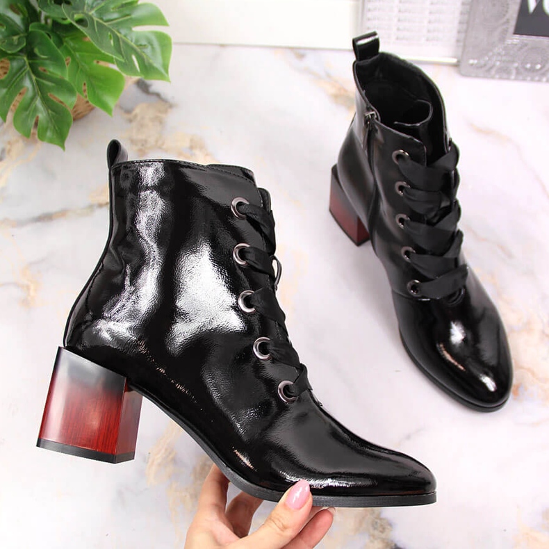 Botas isolantes femininas lacadas com um salto decorativo Potocki WOL99 preto 1