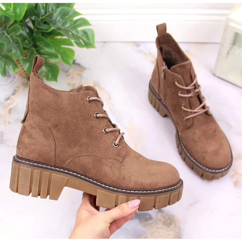 Trabalhadores acolchoados femininos em uma plataforma de camurça marrom por Sergio Leone castanho 1