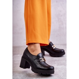 Sapatos de couro em um pilar com um ornamento dourado Mikeyla preto 1