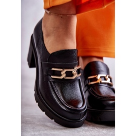 Sapatos de couro em um pilar com um ornamento dourado Mikeyla preto 2