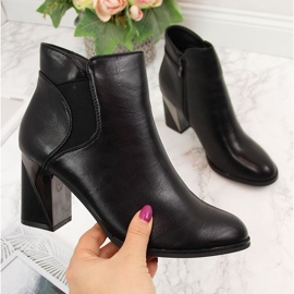 Jezzi Botas isoladas pretas em um poste decorativo preto 1