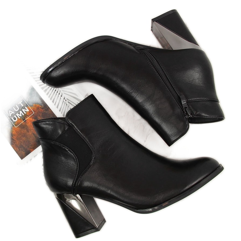 Jezzi Botas isoladas pretas em um poste decorativo preto 2