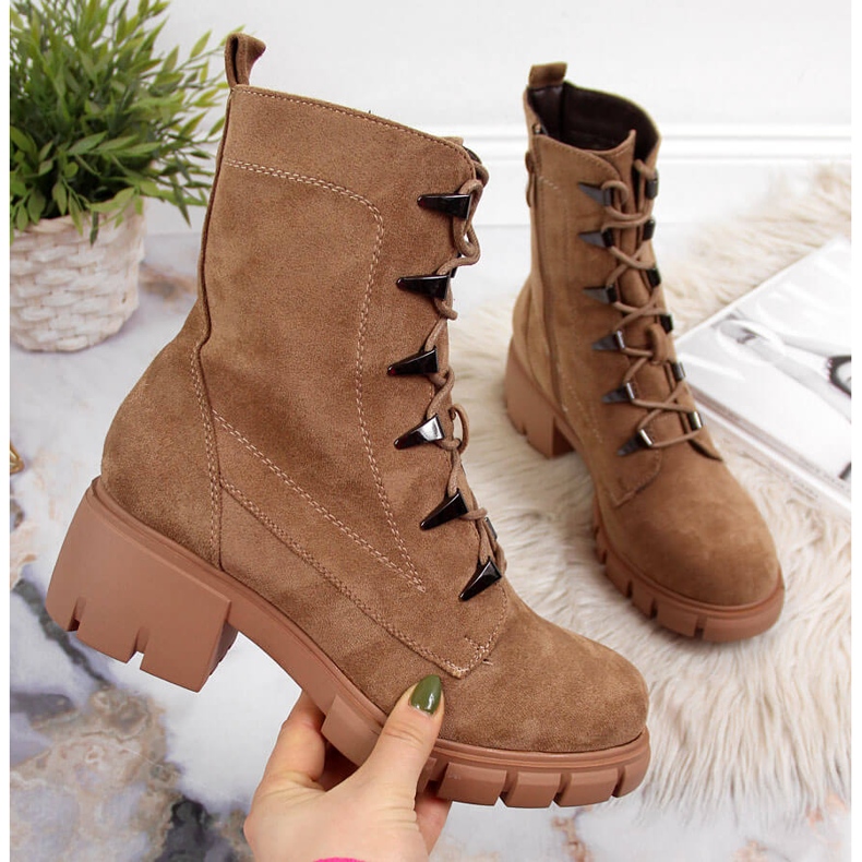 Botas femininas isoladas em um bloco Jezzi de camelo castanho 2