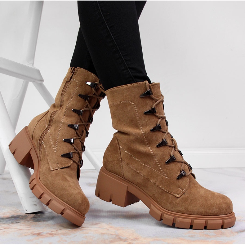 Botas femininas isoladas em um bloco Jezzi de camelo marrom 1