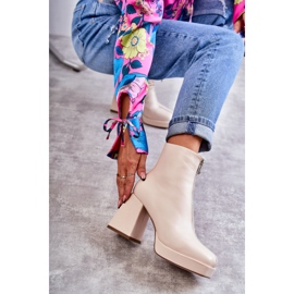 Botas femininas em saltos grossos com zíper bege Carrera 1