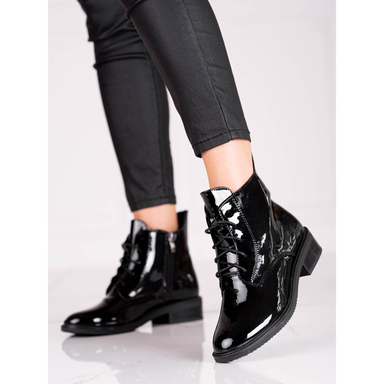 Botas Shelovet femininas elegantes com renda, feitas de couro ecológico envernizado preto 1