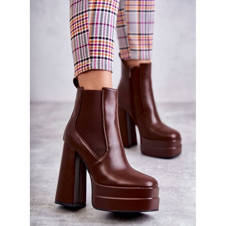 Botas femininas de couro ecológico em um salto enorme Brown Jones castanho 2