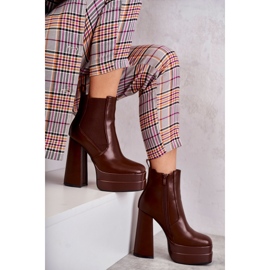 Botas femininas de couro ecológico em um salto enorme Brown Jones castanho 1