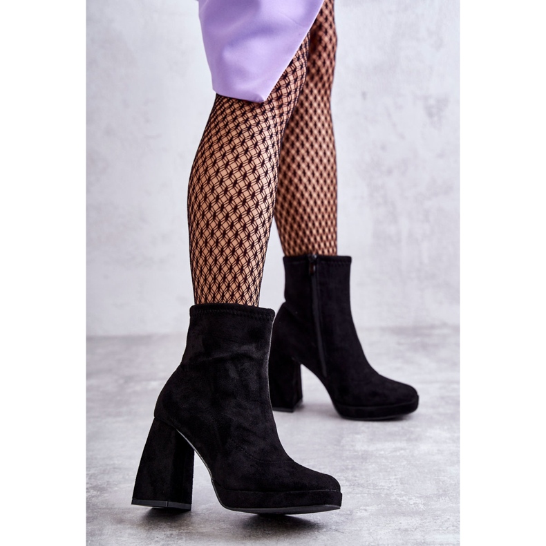 Botas Femininas de Camurça no Salto Preto Ramira 2