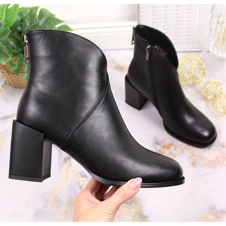 Botas femininas isoladas pretas em um poste decorativo, Filippo PAW374 preto 1
