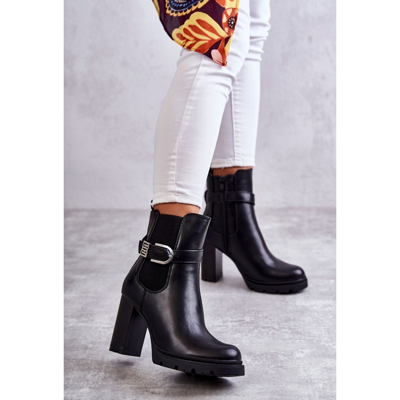 FE1 Botas de couro pretas Maresol em poste com cinto decorativo preto 1