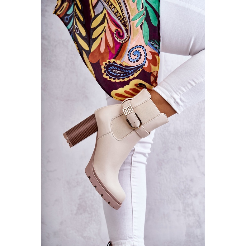 FE1 Botas de couro em pilar com cinto decorativo, bege Maresol 2