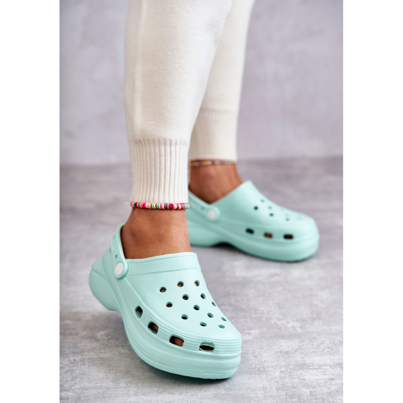 FS1 Chinelos femininos de espuma Mint Crocs Coline verde 1