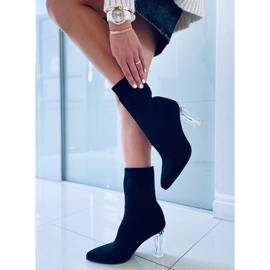 Carolyn Bota preta de salto alto preto 2