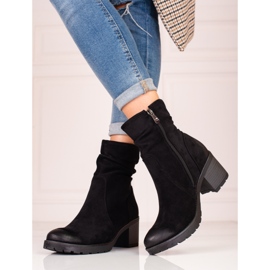 Botas Vinceza de mulher negra no poste preto 1