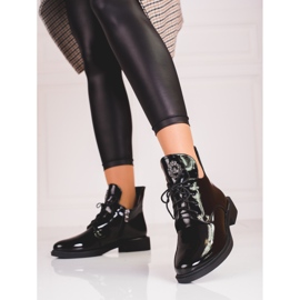 Botas femininas Shelovet com recorte preto 1