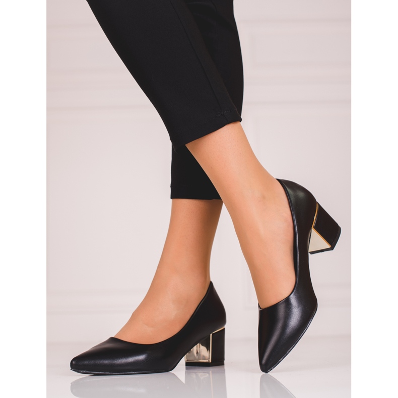 Sapatos pretos femininos em um poste baixo Shelovet 1