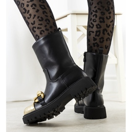 Botas pretas com corrente Morro preto 1