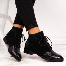 Botas femininas isoladas em pele de cobra preta Filippo preto 1