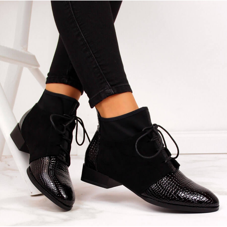 Botas femininas isoladas em pele de cobra preta Filippo preto 1