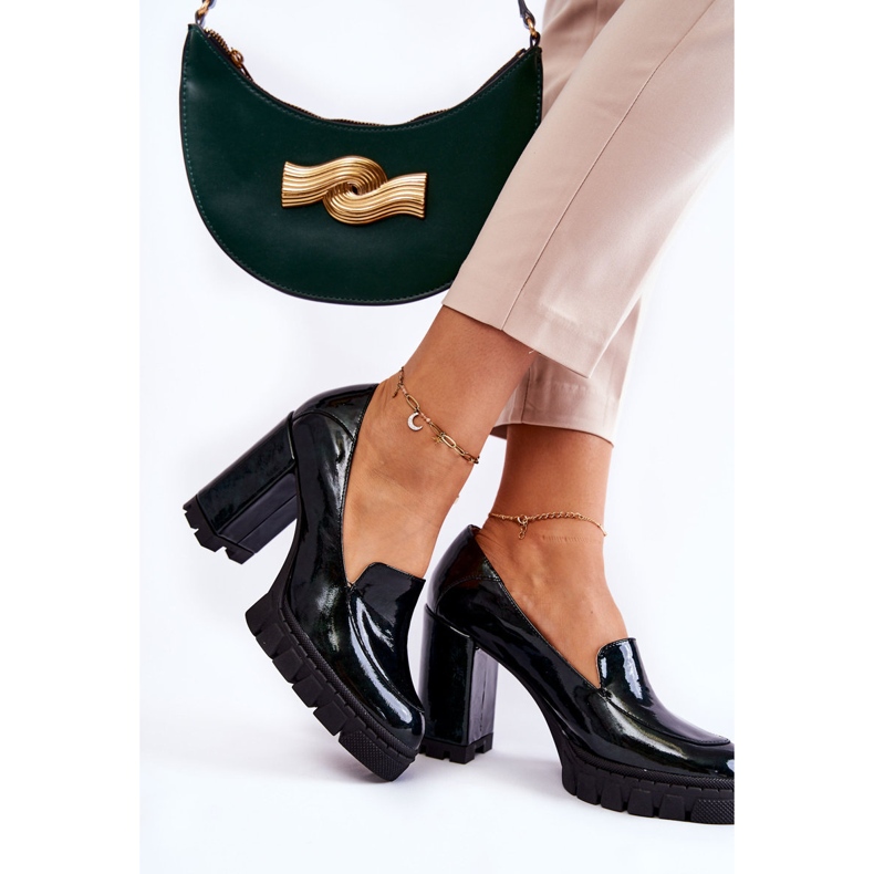 Bombas lacadas da moda em uma enorme plataforma verde Margott 2