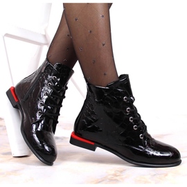 Botas de couro, lacadas, isoladas em preto Artiker 1