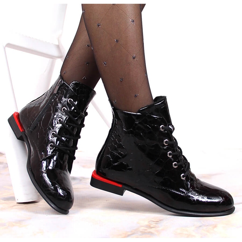 Botas de couro, lacadas, isoladas em preto Artiker 1